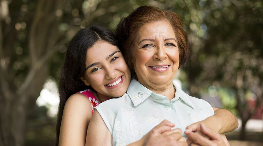 Madre e hija sonriendo tras obtener su préstamo