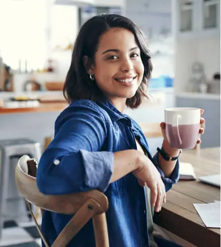 Mujer disfrutando de su nómina