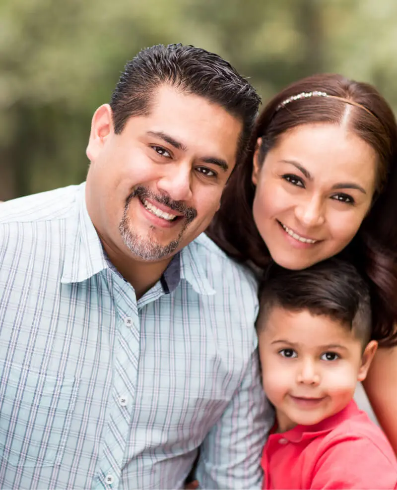 Familia sonriendo